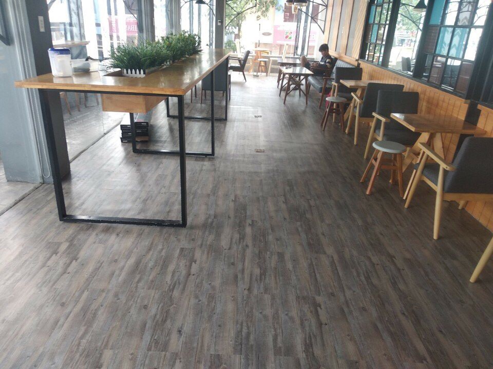 Sàn nhựa quán cafe có tốt không? Ưu điểm của sàn nhựa bạn nên biết